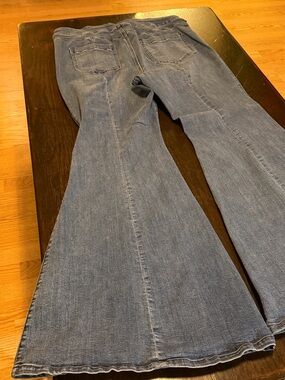 Free People We The Free Light Blue Flare Jeans 35. Flattering front pockets